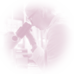 Embrióloga en un laboratorio mirando por un microscopio.