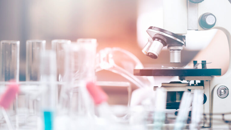 Laboratorio donde se aparece un microscopio de cerca