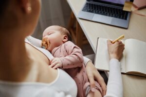 Mamá con su bebé haciendo cuentas